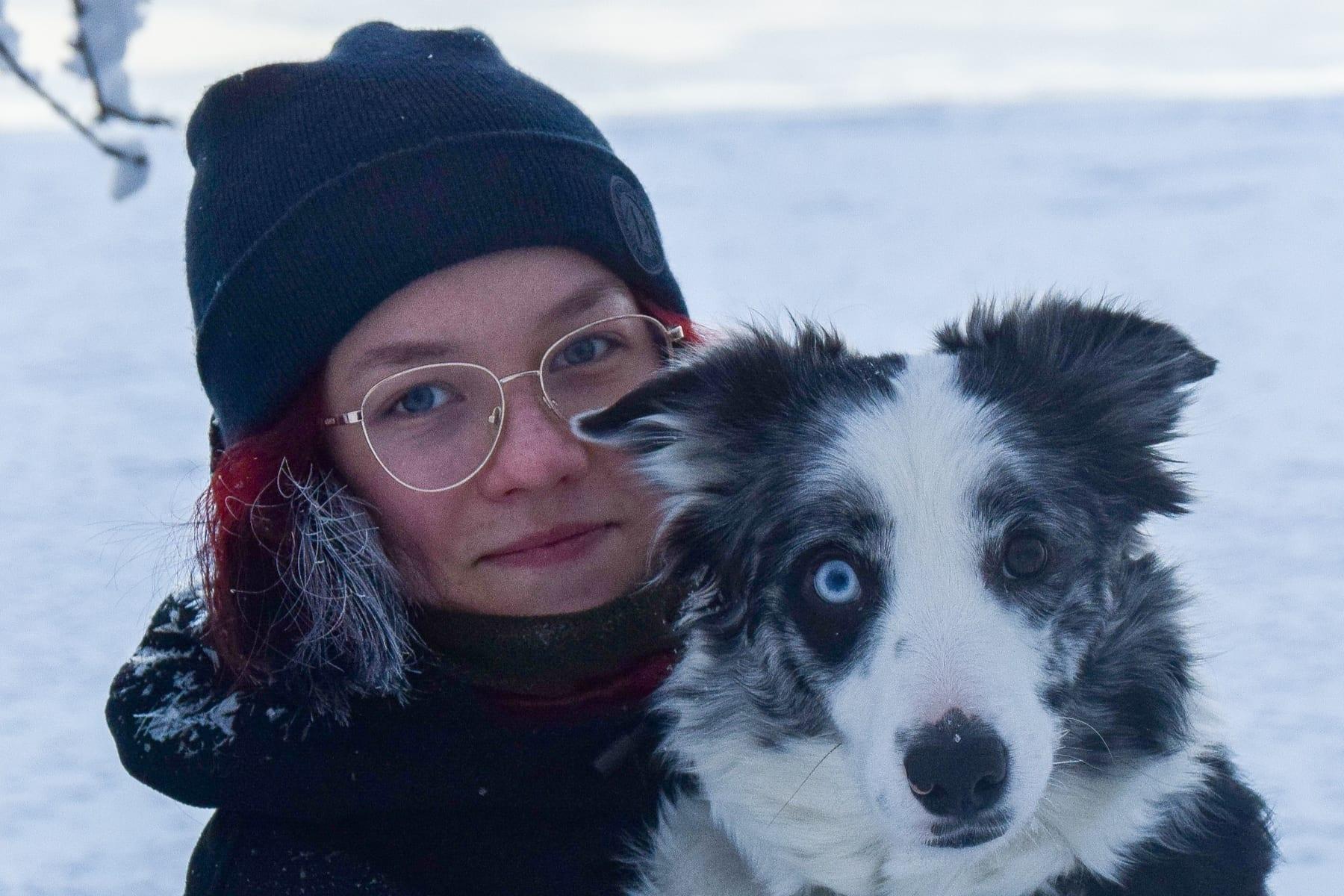 Kia ja bordercollie talvisessa maisemassa.